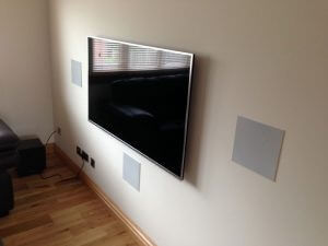 TV wallmount Stonehouse - TV wall mount with surround sound